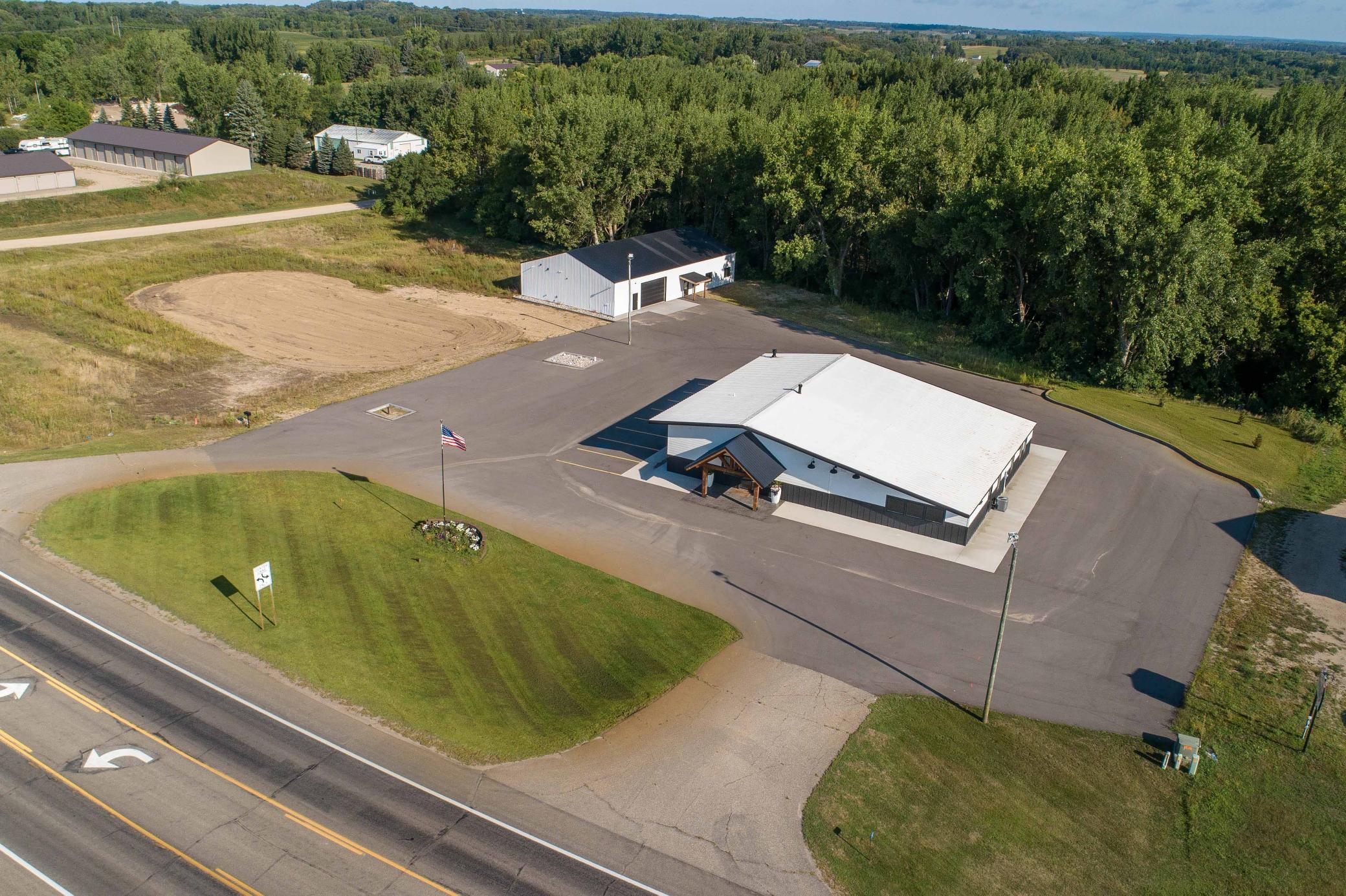 Commercial 7106481