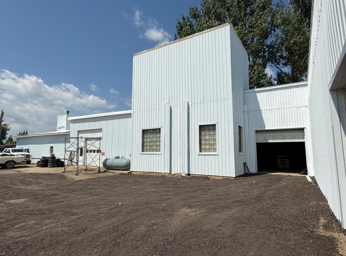 Commercial 7115660