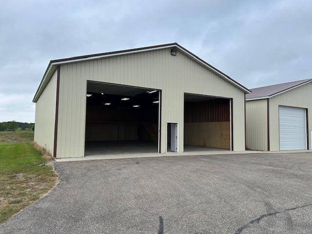 Commercial 7117085